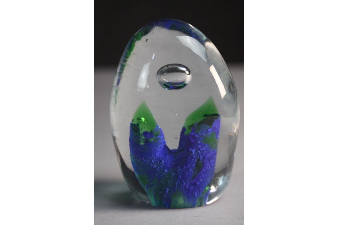 A collection of six art glass paper weights. A pair of dolphins balancing on balls, mum and baby - Image 3 of 7
