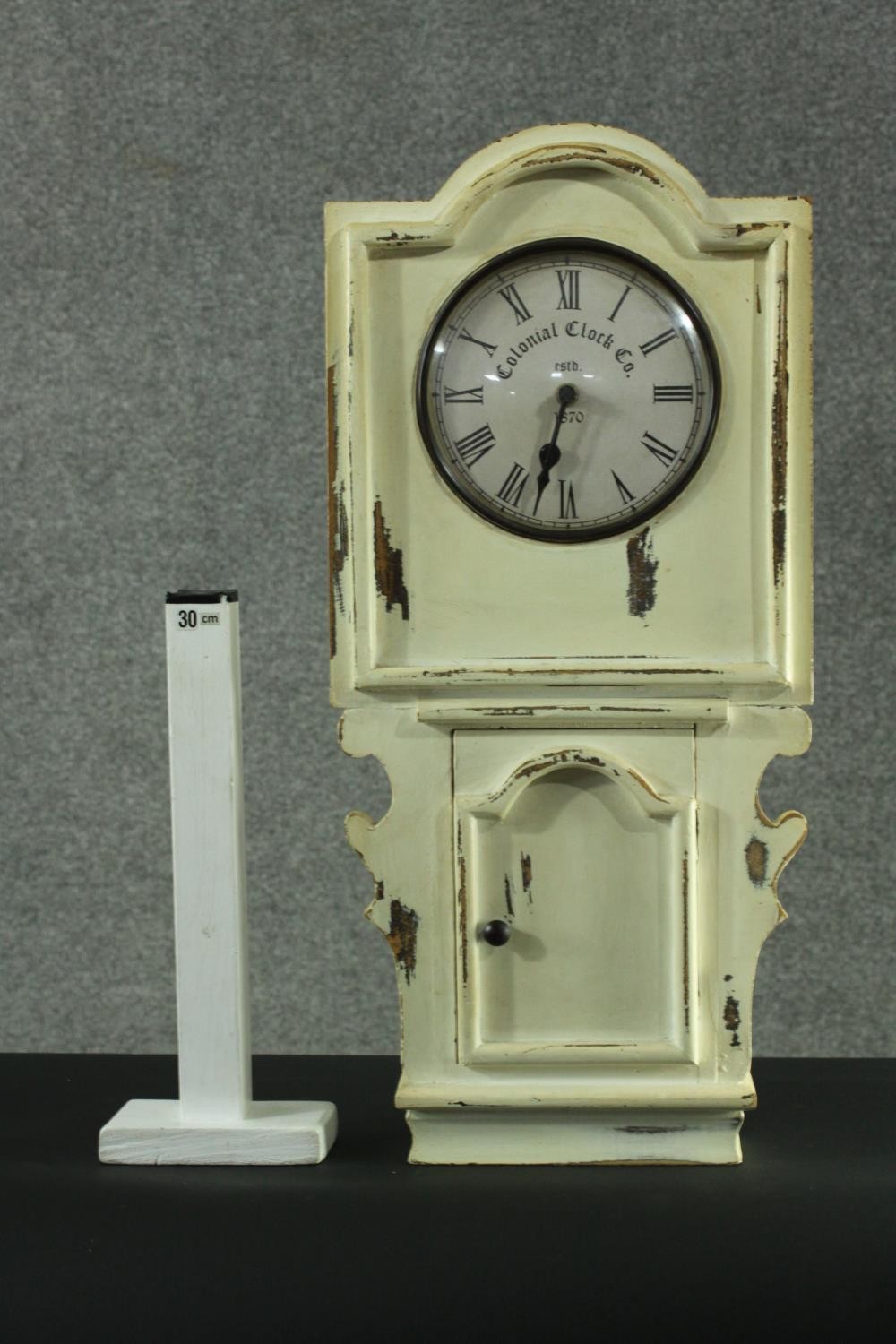 A contemporary painted American style wall clock. H.56 W.26 D.6 cm. - Image 2 of 6