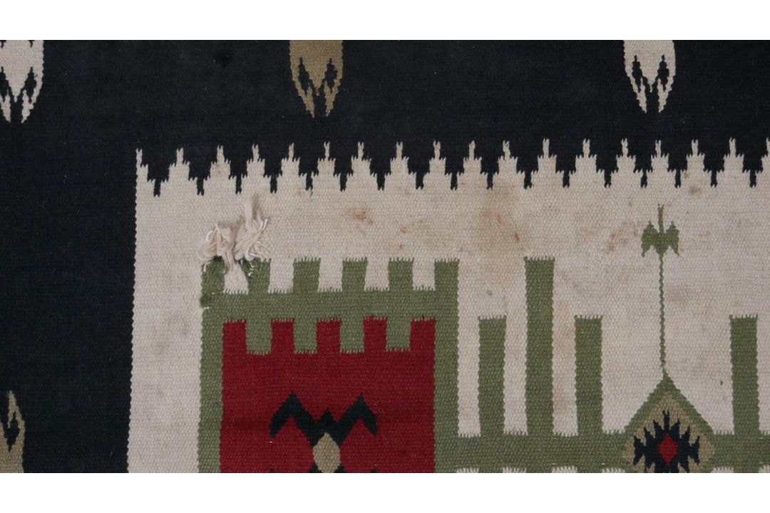 A hand woven Turkish Kelim with geometric serrated pendants on a biscuit ground. L.184 W.117cm - Image 4 of 6
