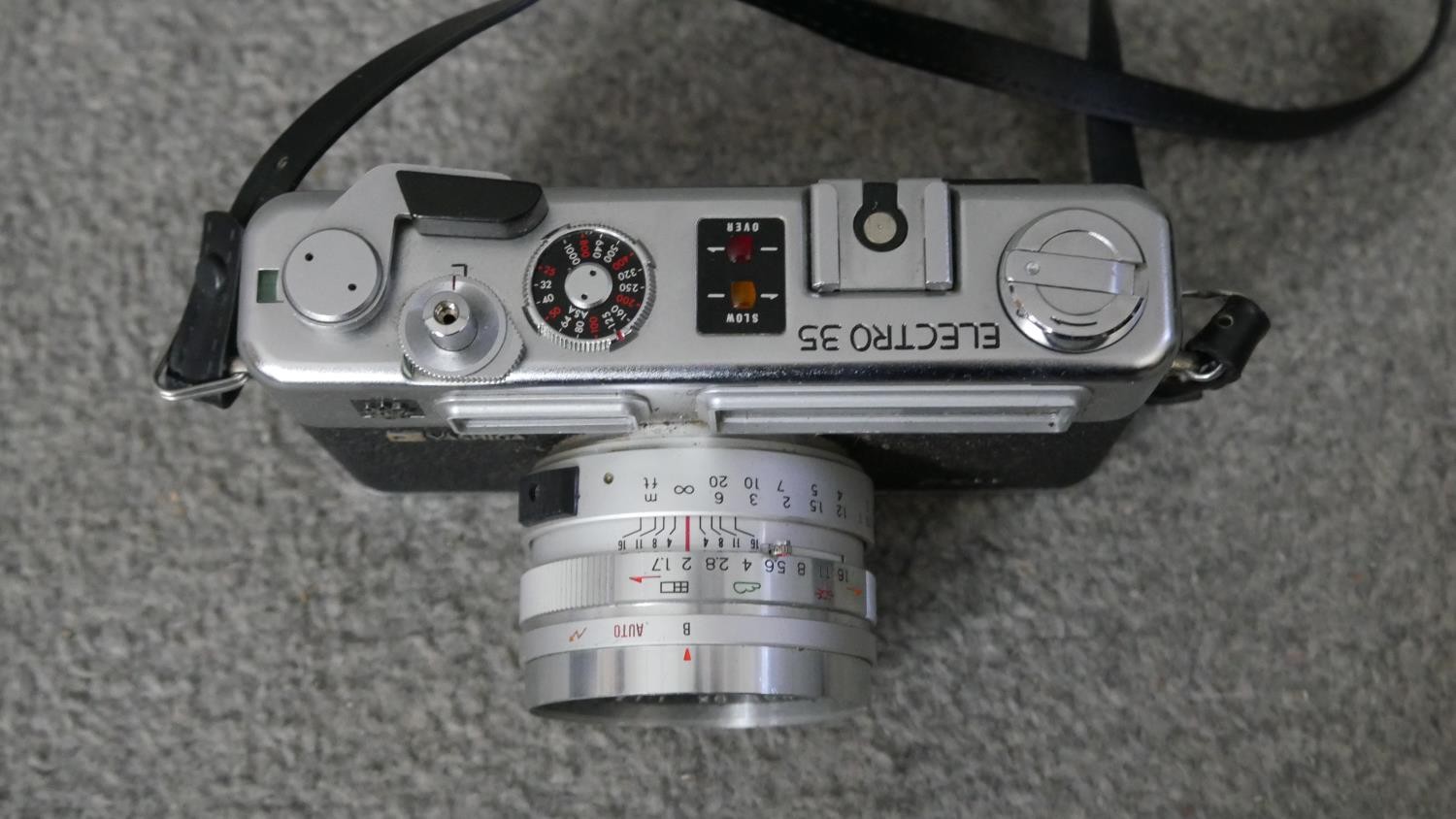 A collection of vintage cameras. Including a Yashika, Praktika super TFL and two vintage brownie - Image 6 of 9