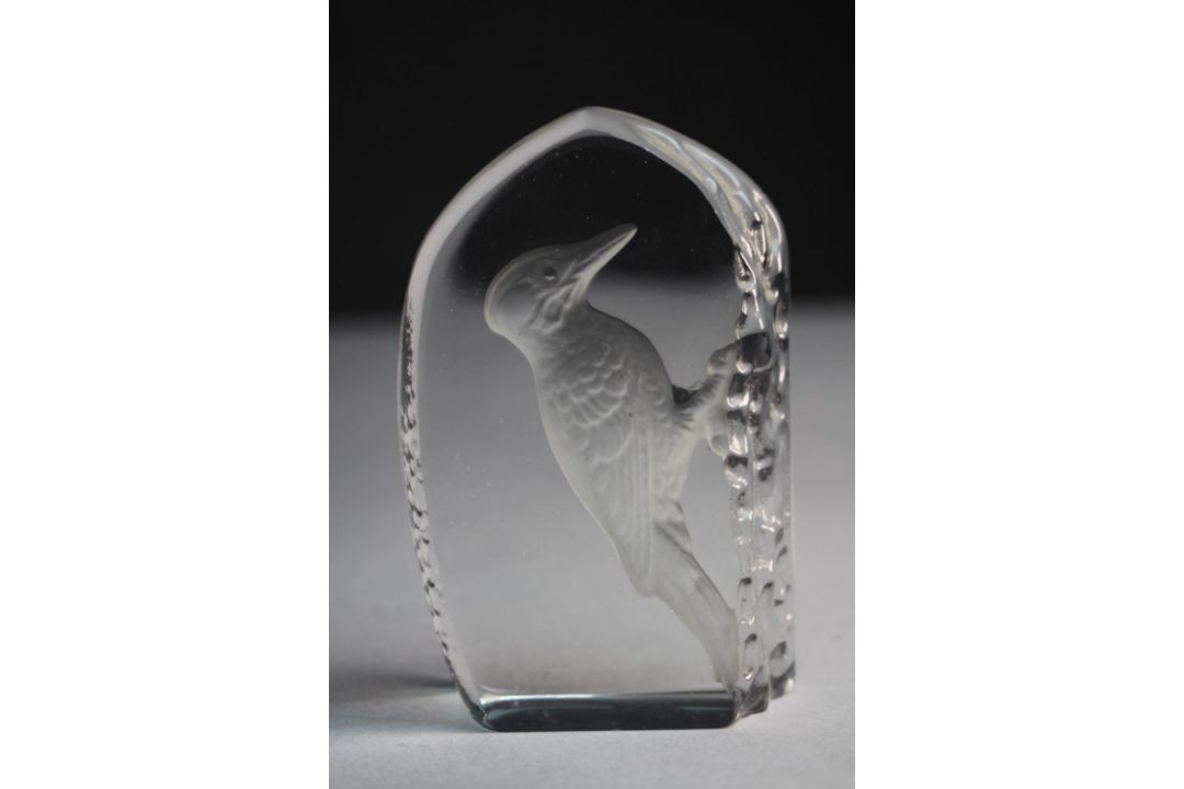 A collection of six art glass paper weights. A pair of dolphins balancing on balls, mum and baby - Image 5 of 7