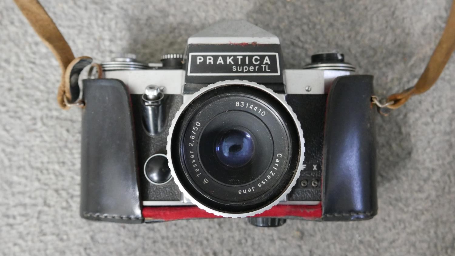 A collection of vintage cameras. Including a Yashika, Praktika super TFL and two vintage brownie - Image 4 of 9