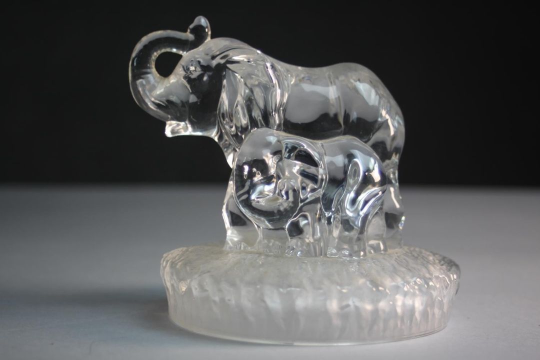 A collection of six art glass paper weights. A pair of dolphins balancing on balls, mum and baby - Image 6 of 7