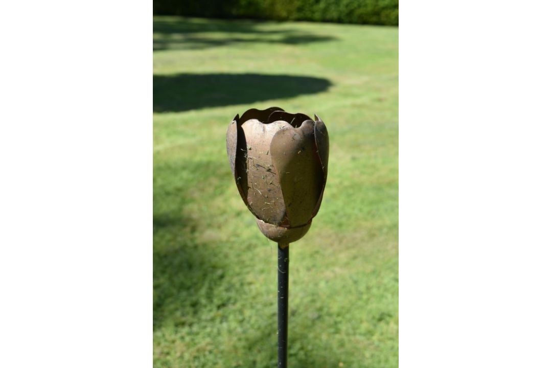 A set of six stainless steel plant stake garden sculptures with rustic rose heads. H.90cm 80-120 - Image 4 of 6