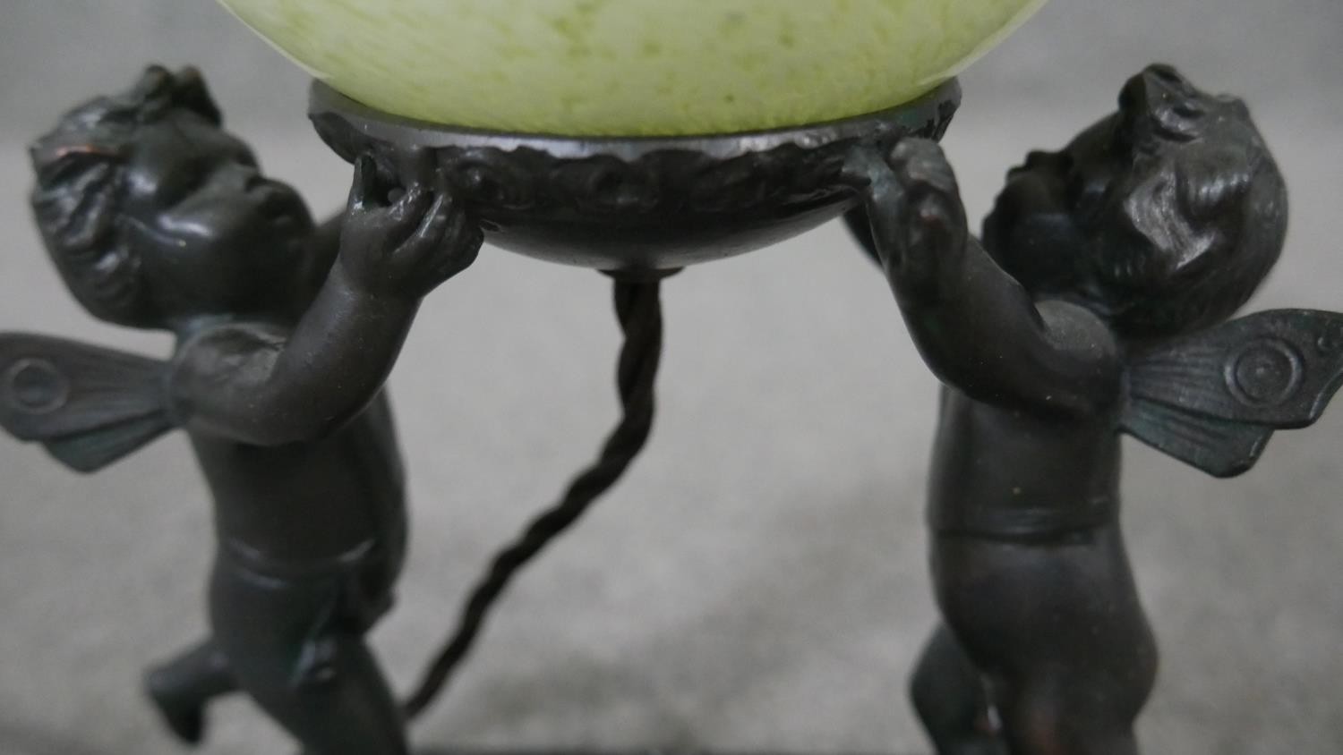 A bronze effect classical design table lamp of two cherubs holding a pale green marbled glass - Image 4 of 4