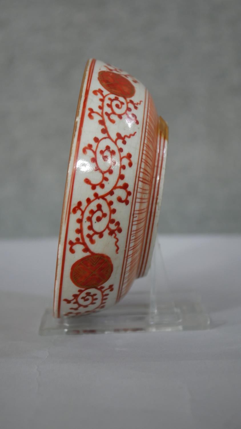 An 18th century Japanese red Kutani hand painted ceramic bowl. The centre decorated with figures - Image 6 of 10