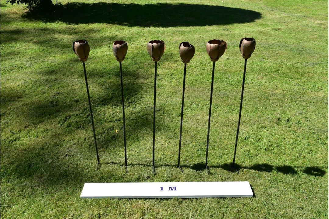 A set of six stainless steel plant stake garden sculptures with rustic rose heads. H.90cm 80-120 - Image 6 of 6