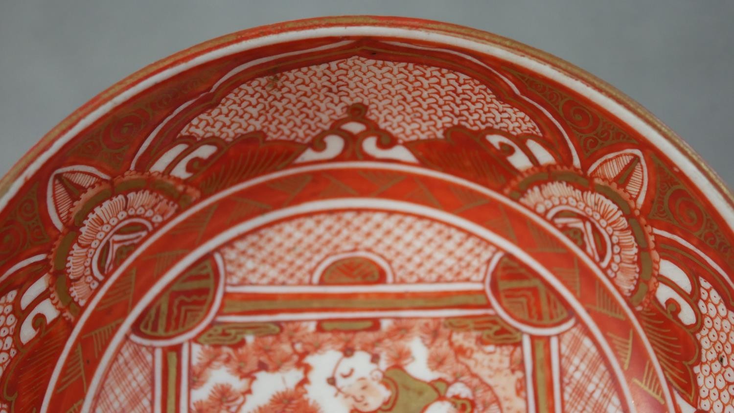 An 18th century Japanese red Kutani hand painted ceramic bowl. The centre decorated with figures - Image 3 of 10