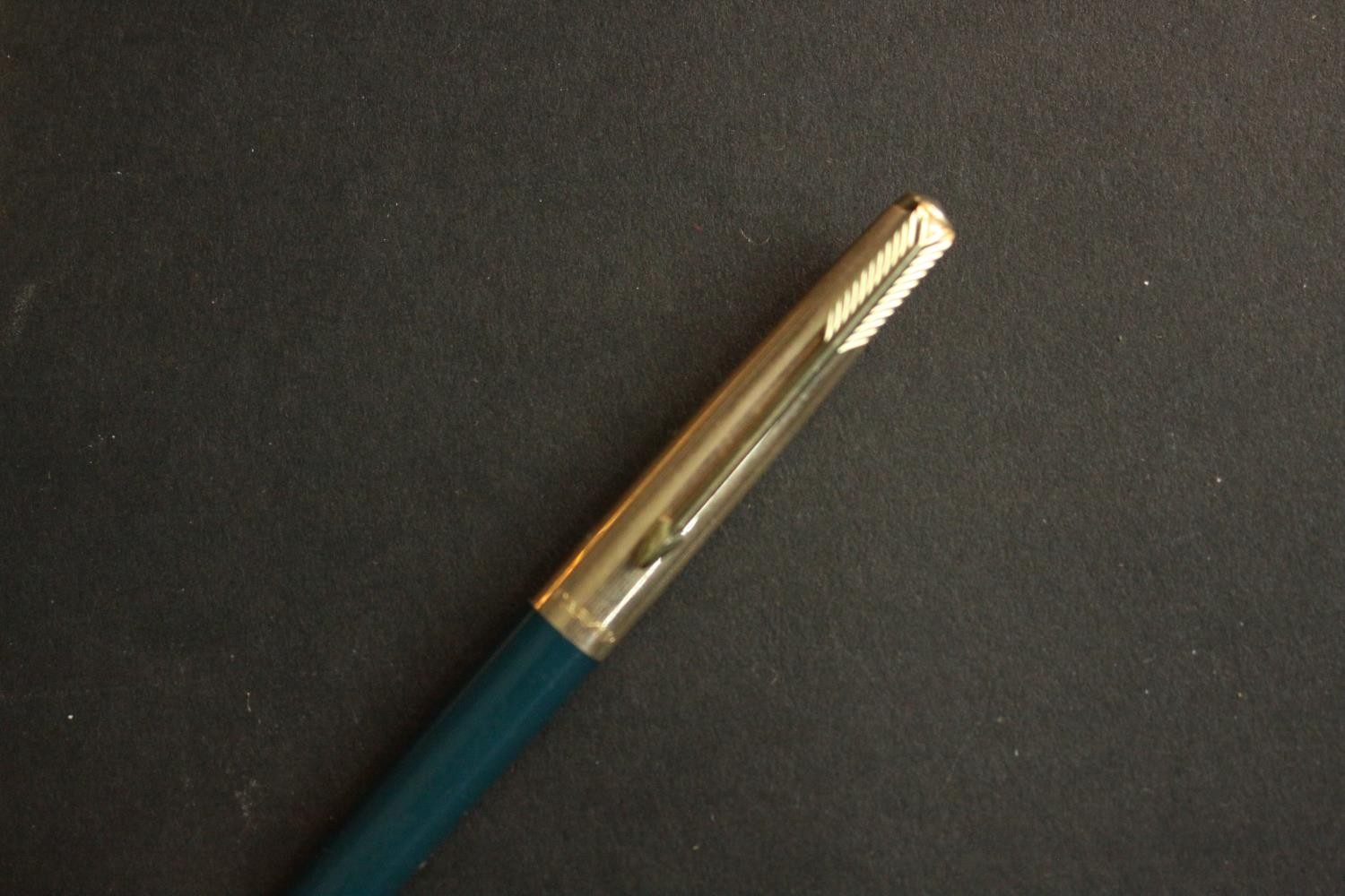 A collection of seven ballpoint and fountain pens, silver and gold plated, various makers such as - Image 2 of 5
