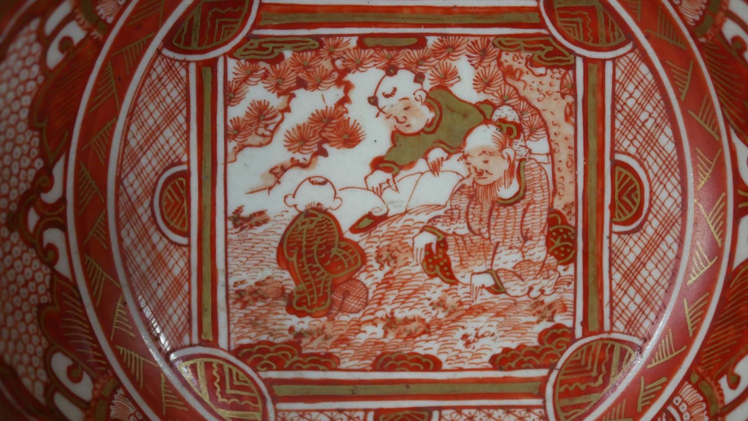 An 18th century Japanese red Kutani hand painted ceramic bowl. The centre decorated with figures - Image 2 of 10