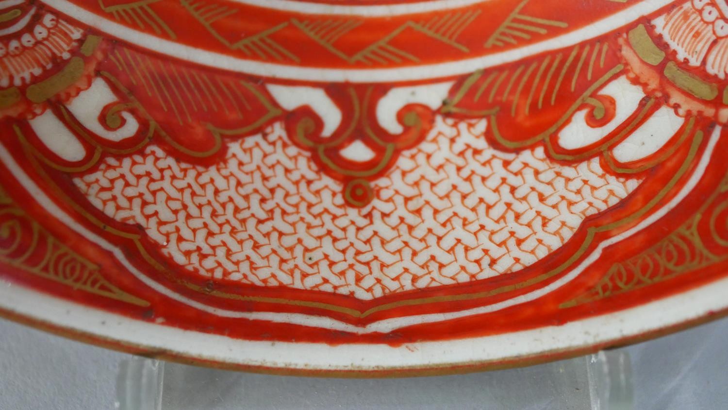 An 18th century Japanese red Kutani hand painted ceramic bowl. The centre decorated with figures - Image 4 of 10