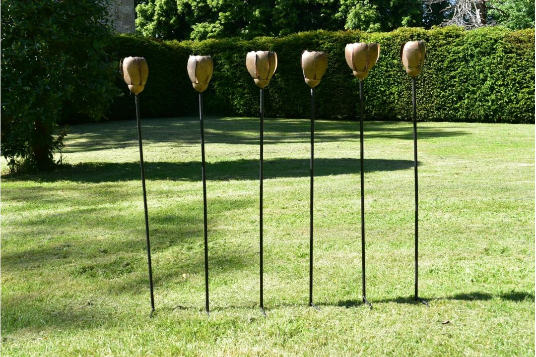 A set of six stainless steel plant stake garden sculptures with rustic rose heads. H.90cm 80-120 - Image 1 of 6
