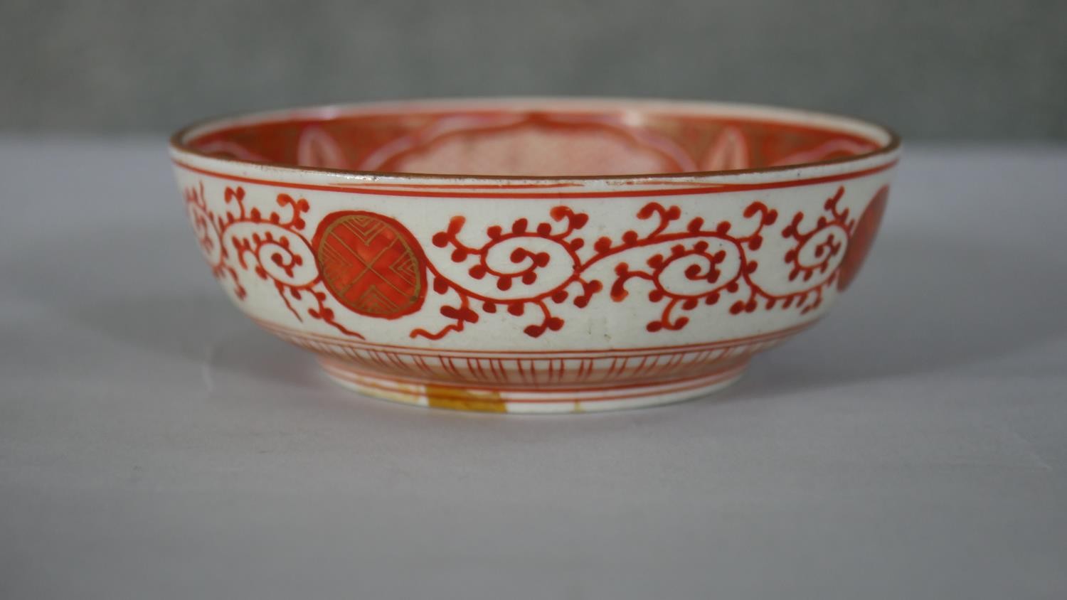 An 18th century Japanese red Kutani hand painted ceramic bowl. The centre decorated with figures - Image 10 of 10