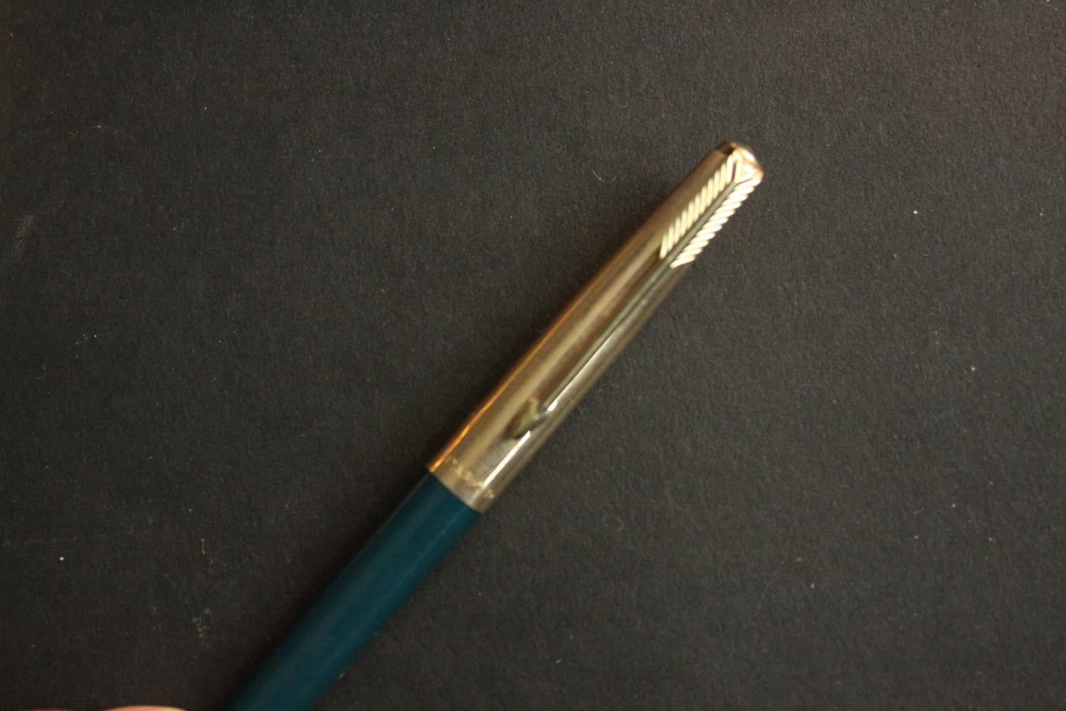 A collection of seven ballpoint and fountain pens, silver and gold plated, various makers such as - Image 3 of 5