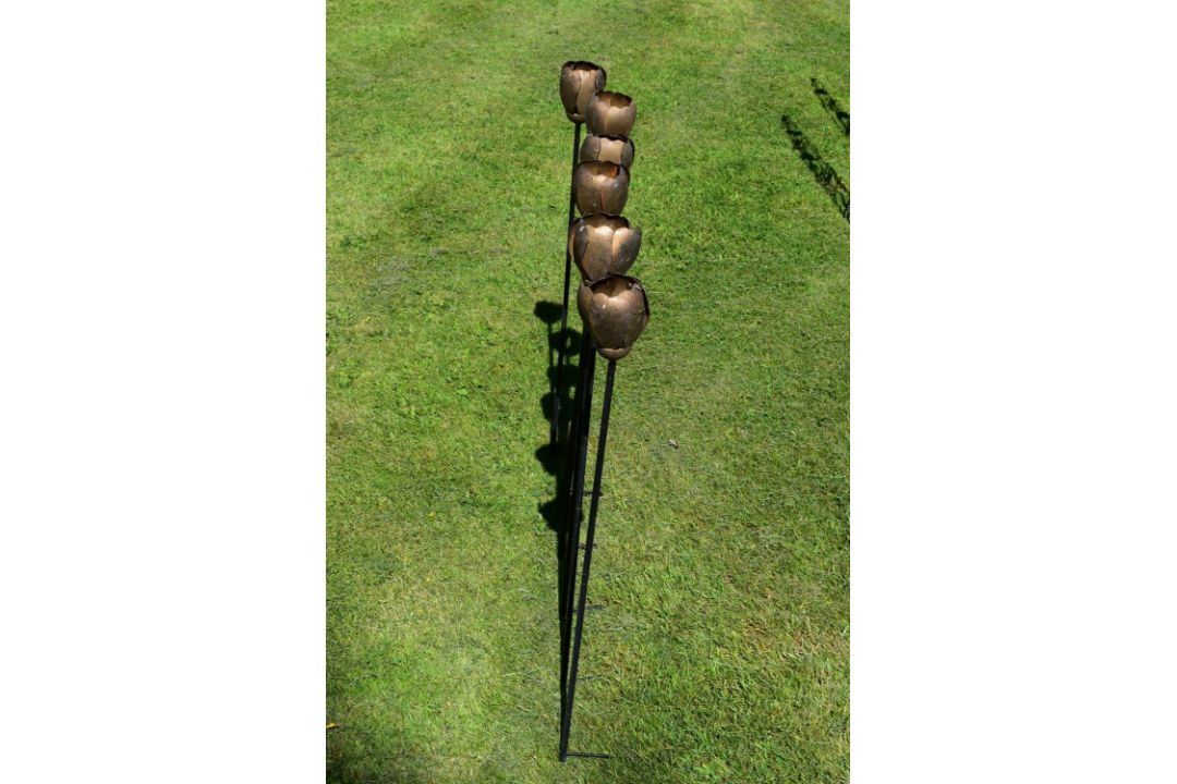 A set of six stainless steel plant stake garden sculptures with rustic rose heads. H.90cm 80-120 - Image 3 of 6