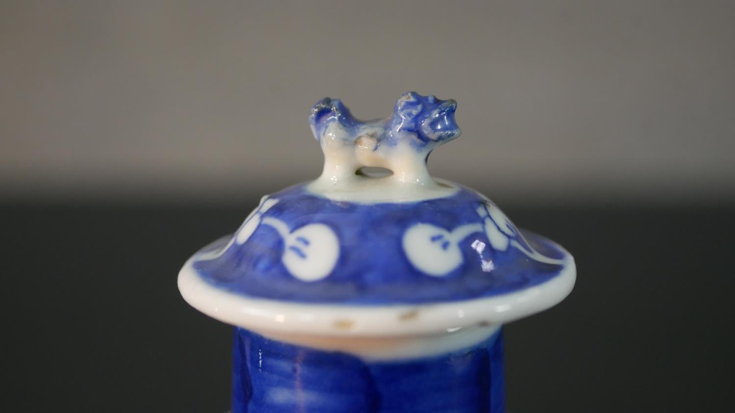 An Chinese blue and white hand painted prunus blossom design ceramic lidded vase. H.13.5 Diam.6cm - Image 5 of 9