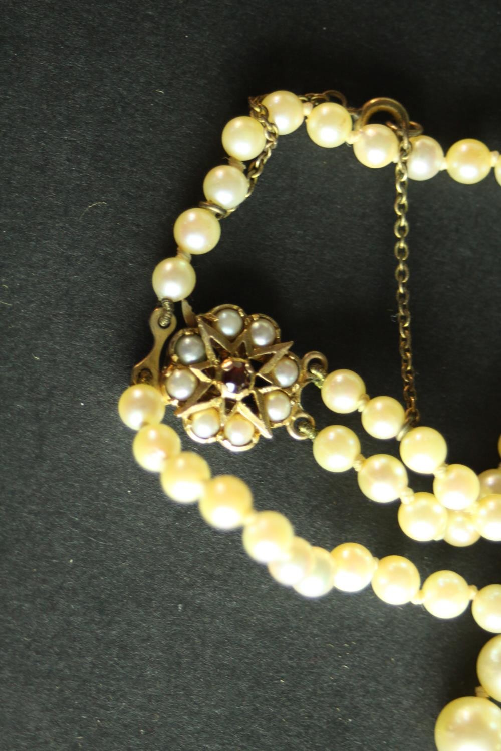 A red velvet cased antique double strand knotted graduated cultured pearl necklace. It fastens - Image 4 of 8