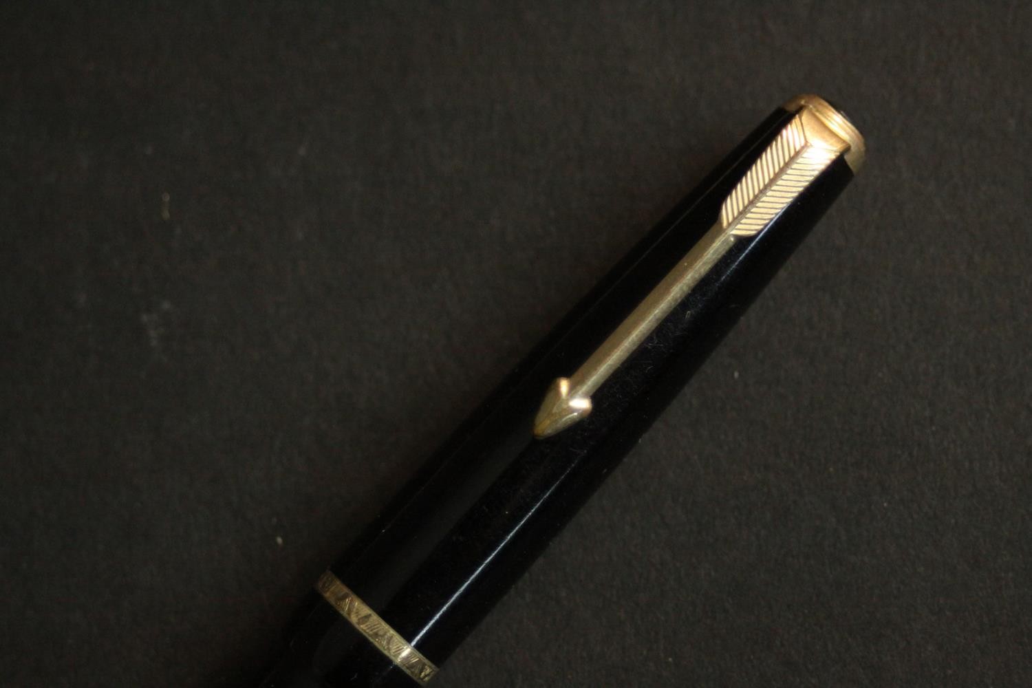 A collection of seven ballpoint and fountain pens, silver and gold plated, various makers such as - Image 4 of 5