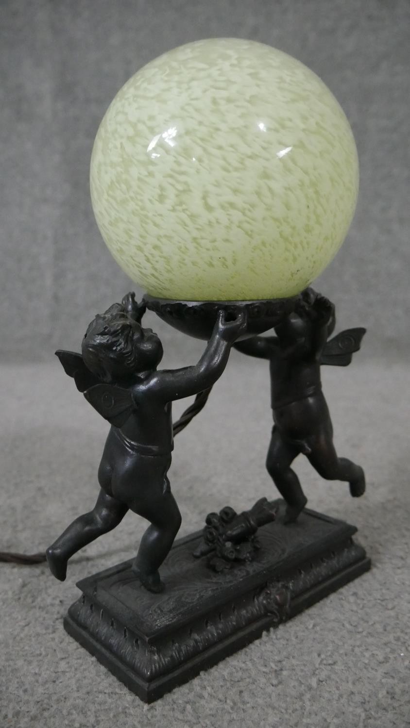 A bronze effect classical design table lamp of two cherubs holding a pale green marbled glass - Image 3 of 4