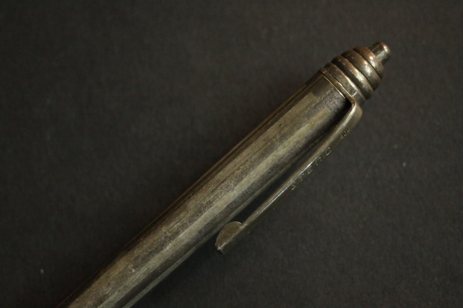 A collection of seven ballpoint and fountain pens, silver and gold plated, various makers such as - Image 5 of 5