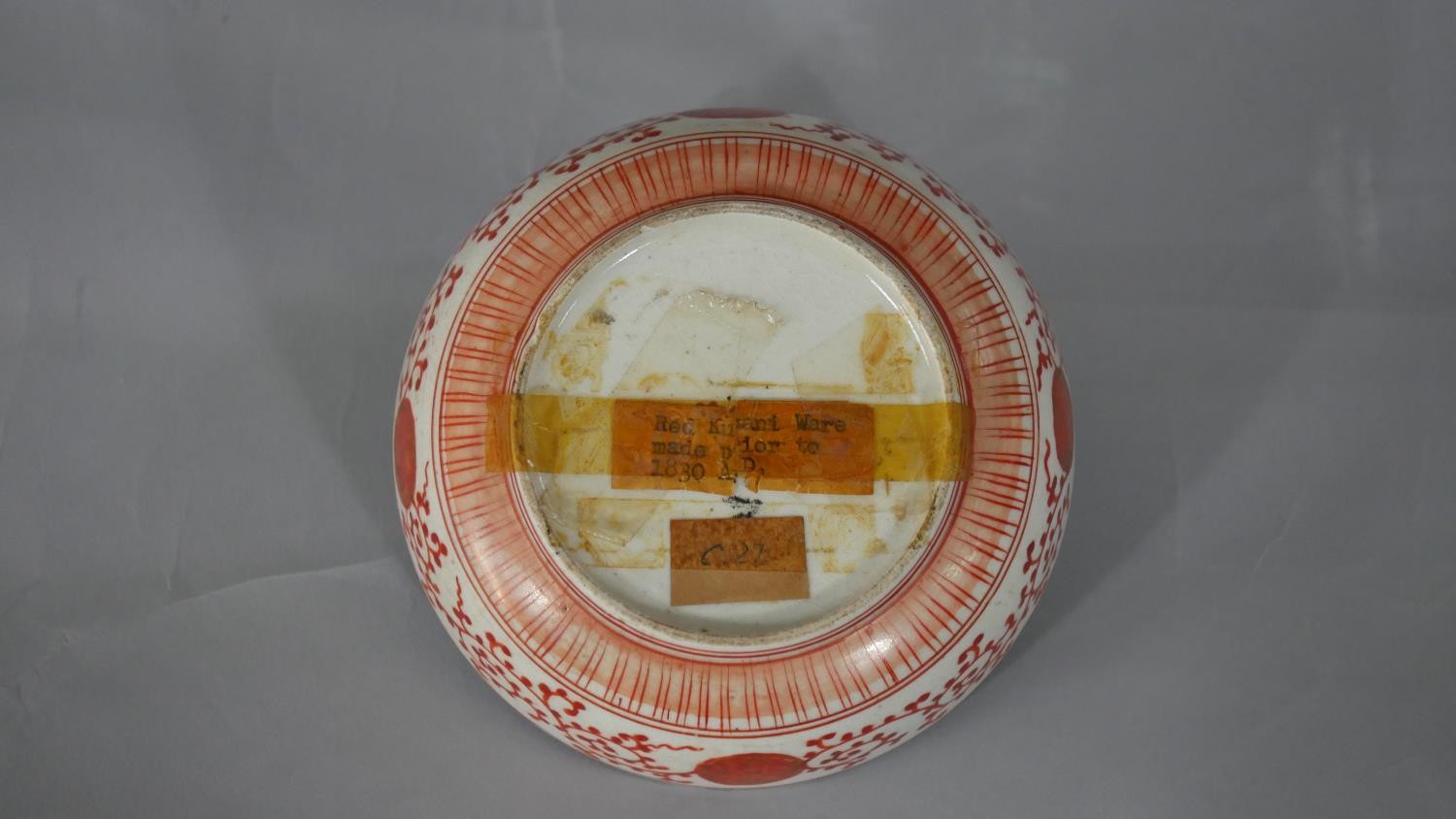 An 18th century Japanese red Kutani hand painted ceramic bowl. The centre decorated with figures - Image 8 of 10