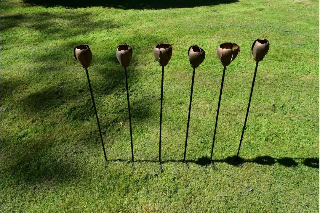 A set of six stainless steel plant stake garden sculptures with rustic rose heads. H.90cm 80-120 - Image 2 of 6