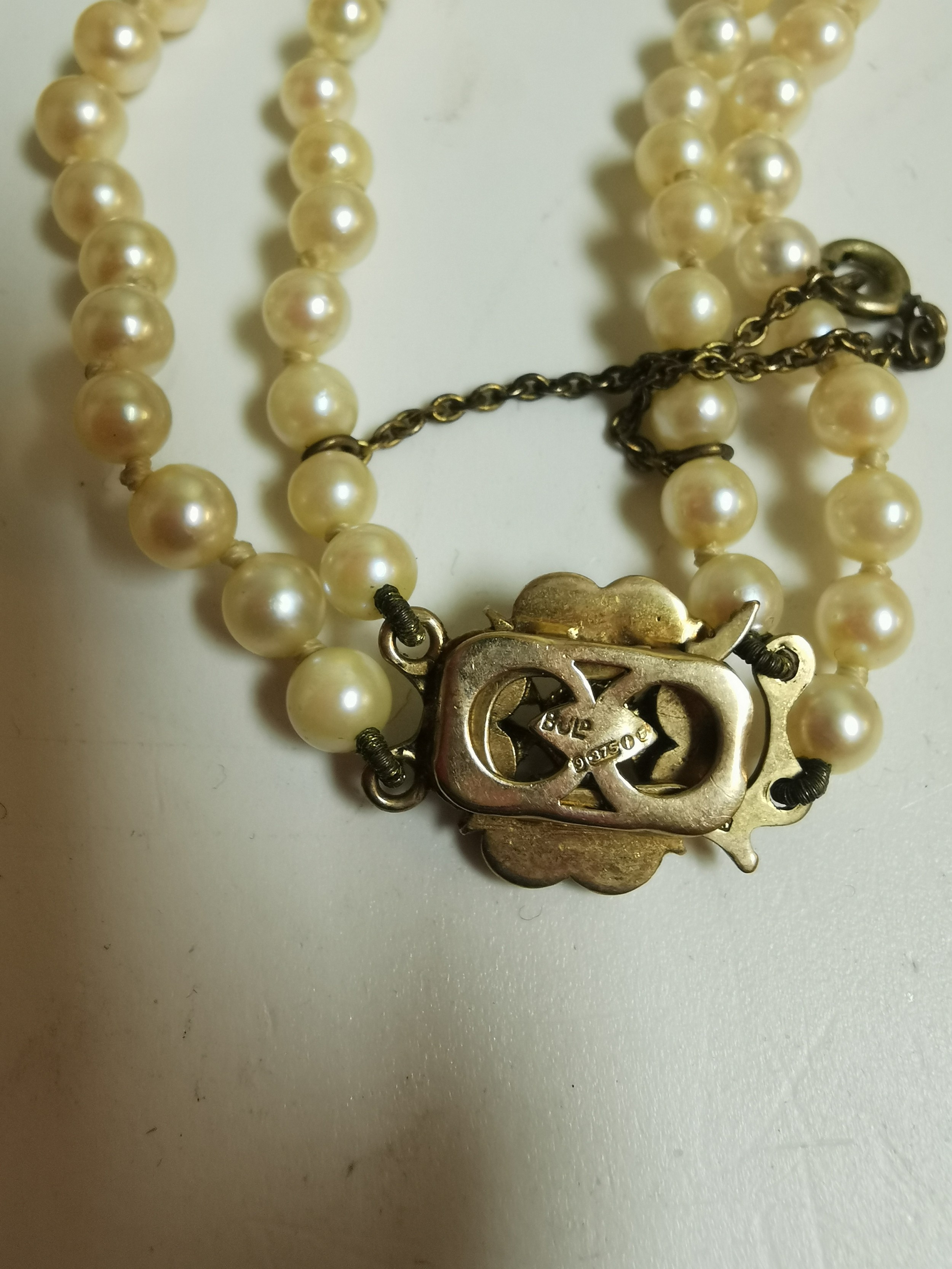 A red velvet cased antique double strand knotted graduated cultured pearl necklace. It fastens - Image 8 of 8