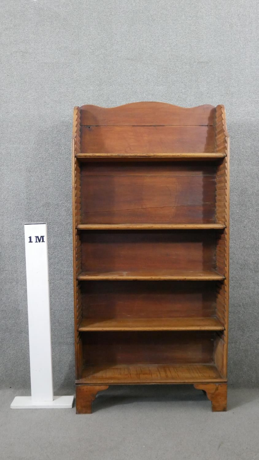 A George III pine waterfall style bookcase, with a shaped top, over four adjustable shelves, on - Image 2 of 8