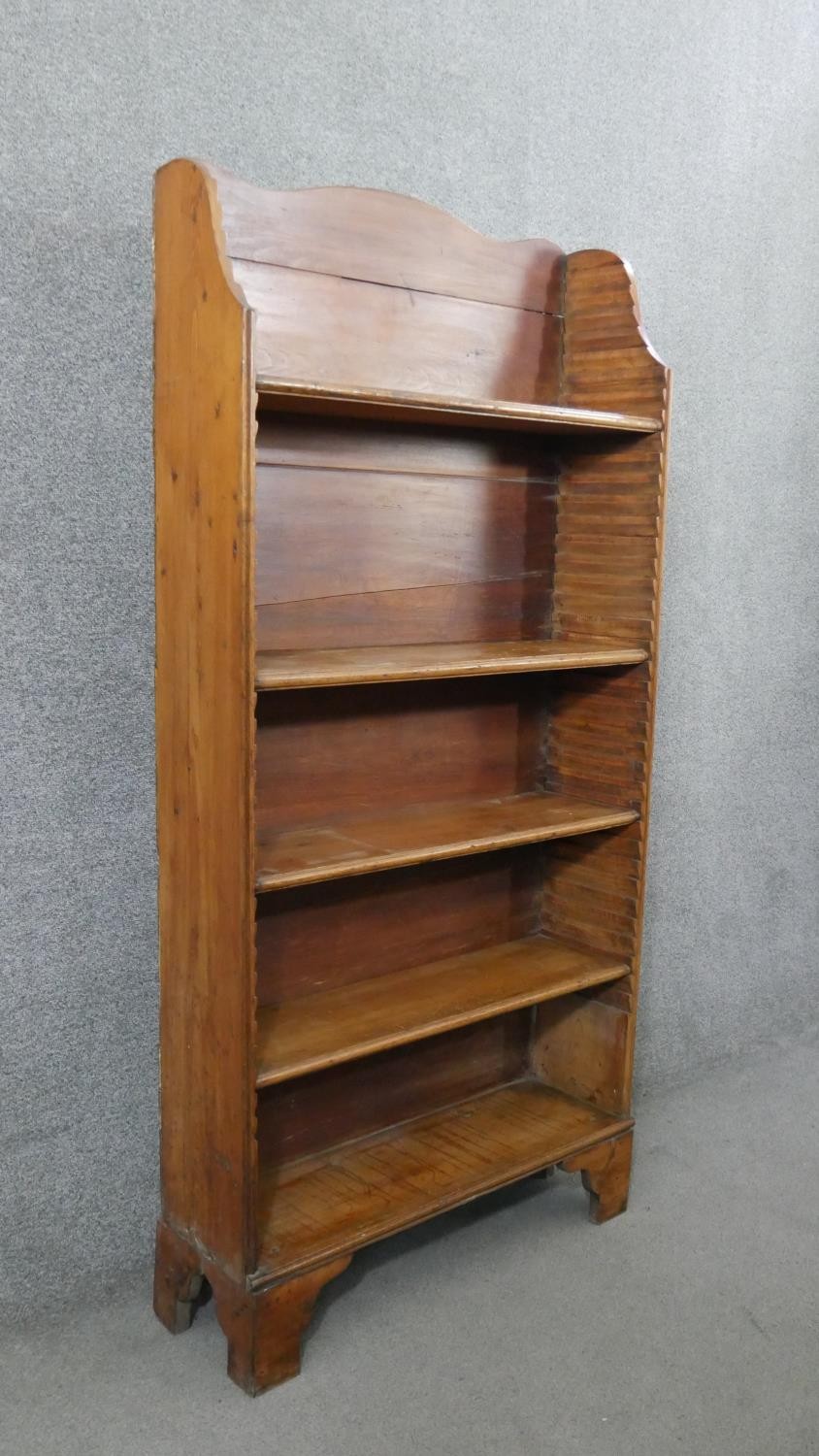 A George III pine waterfall style bookcase, with a shaped top, over four adjustable shelves, on - Image 3 of 8
