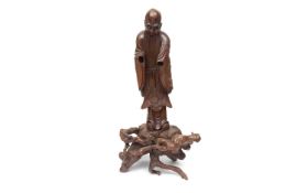 A LATE 19TH / EARLY 20TH CENTURY CHINESE ROOT CARVING OF SHOU LAO