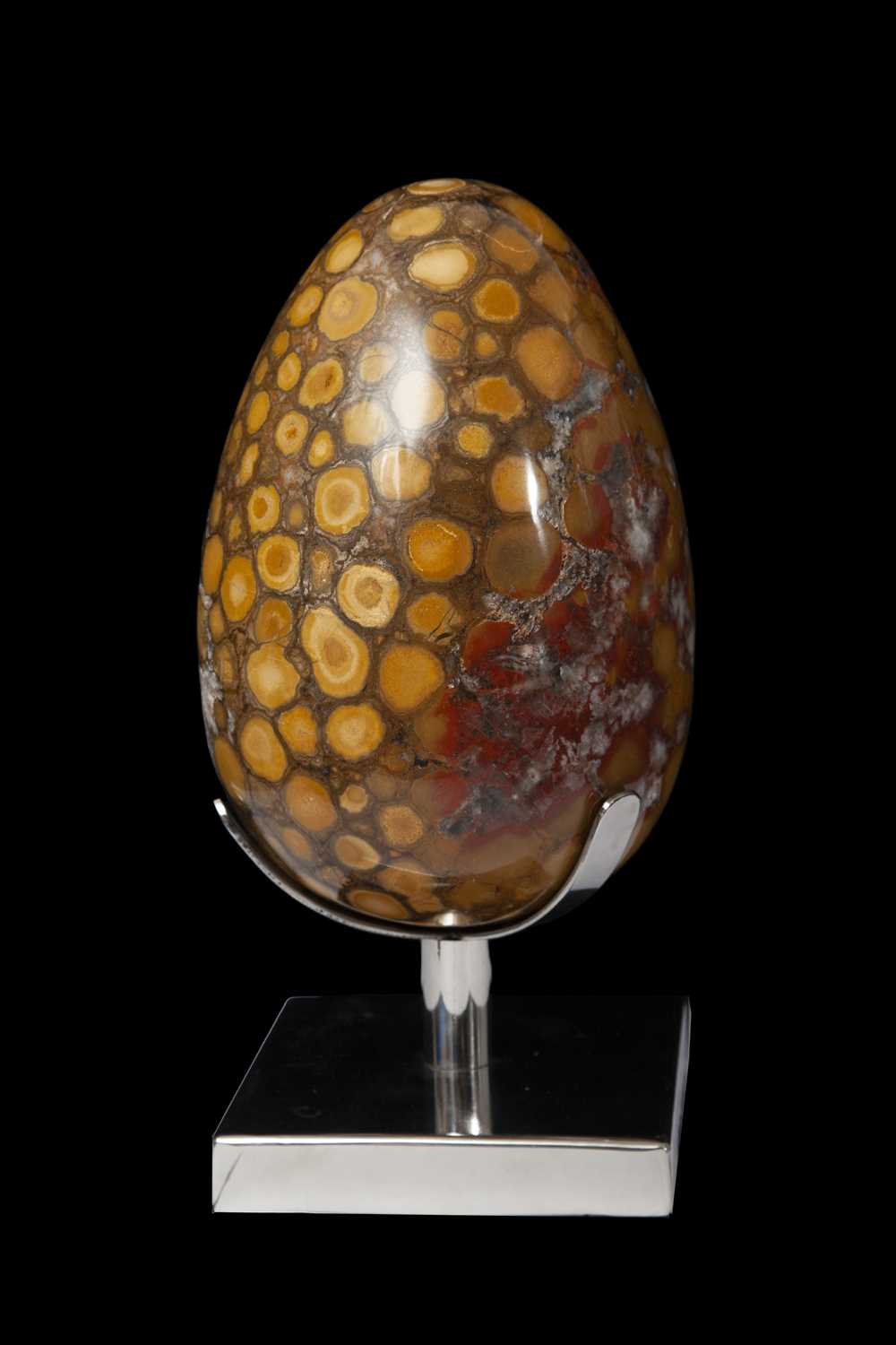 A COBRA JASPER HARD STONE CARVED EGG - Image 2 of 2