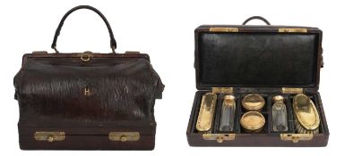 AN UNUSUAL EARLY 20TH CENTURY VANITY SET ENCASED IN A GLADSTONE BAG