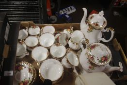 A TRAY OF ROYAL ALBERT OLD COUNTRY ROSES (TRAYS NOT INCLUDED)