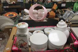 TWO TRAYS OF ASSORTED CERAMICS TO INCLUDE CZECHOSLOVAKIAN TEA AND DINNERWARE (TRAYS NOT INCLUDED)