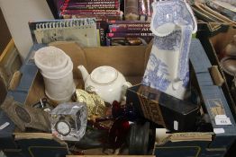 A TRAY OF ASSORTED CERAMICS TO INCLUDE A BLUE AND WHITE JUG (TRAY NOT INCLUDED)