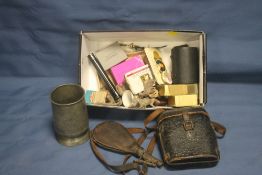 A TRAY OF COLLECTABLE'S TO INCLUDE A TANKARD, A POWDER FLASK ETC