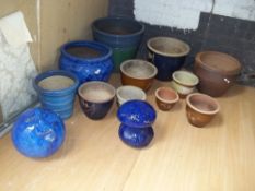 A COLLECTION OF 13 CERAMIC PLANTER POTS TO INCLUDE A CERAMIC BAIL AND A MUSHROOM