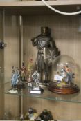A QUANTITY OF MILITARY TYPE FIGURES TO INCLUDE A KNIGHT IN ARMOUR, AND NAPOLEONIC PERIOD SOLDIERS