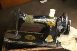 AN ANTIQUE SINGER SEWING MACHINE IN WOODEN CASE
