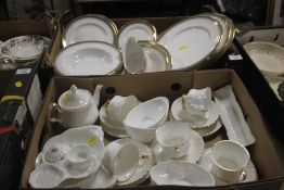 A QUANTITY OF ROYAL ALBERT KENSINGTON DINNERWARE TOGETHER WITH A WHITE CERAMIC DINNER SERVICE (TRAYS