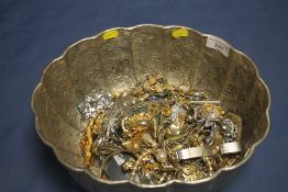 A LARGE SILVER PLATED BOWL CONTAINING JEWELLERY
