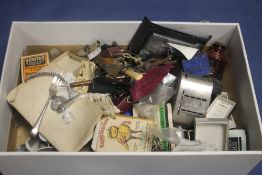 A BOX OF COLLECTABLES TO INCLUDE COSTUME JEWELLERY, FLATWARE ETC