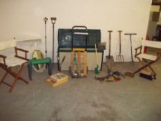 A SELECTION OF GARDEN TOOLS TO INCLUDE A KETER STORAGE BOX