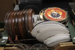 A TRAY OF PICTURE PLATES TO INCLUDE 5OTH ANNIVERSARY CORONATION OF QUEEN ELIZABETH II (TRAYS NOT