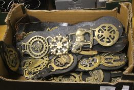 A BOX OF ASSORTED HORSE BRASSES