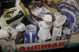 A TRAY OF ASSORTED CERAMICS TO INCLUDE BLUE AND WHITE (TRAYS NOT INCLUDED)
