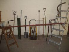 A SELECTION OF GARDEN TOOLS TO INCLUDE ALUMINIUM STEP LADDERS AND A SACK TRUCK