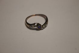 A YELLOW METAL DRESS RING, SET WITH A CENTRAL SAPHIRE (CHIPPED) FLANKED BY 6 SMALL DIAMONDS