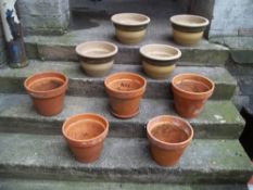 A SELECTION OF 9 GARDEN PLANT POTS TO INCLUDE CERAMIC AND TERRACOTTA POTS