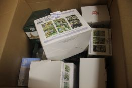 A QUANTITY OF BOXED LILLIPUT LANE COTTAGES